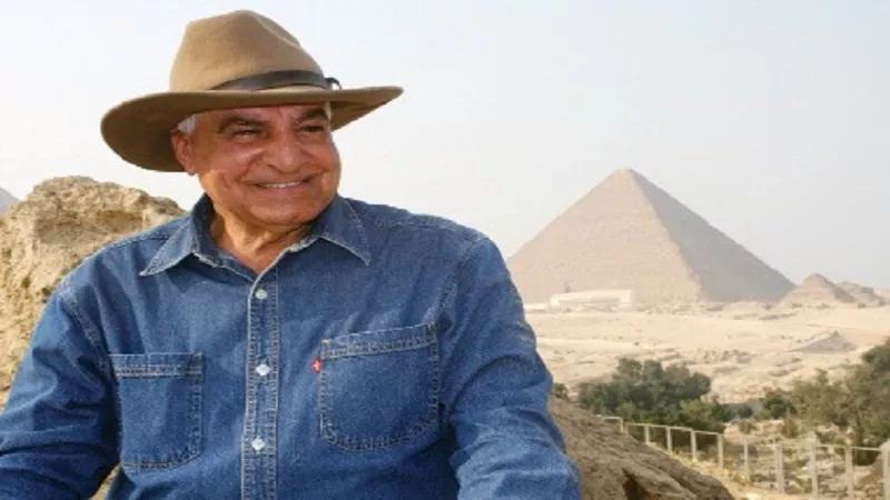  زاهي حواس يصل إلى مقر احتفالات المتحف الكبير