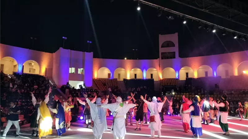 بروفة ختامية استعدادًا لليلة الوداع في مهرجان الإسماعيلية الدولي للفنون الشعبية 