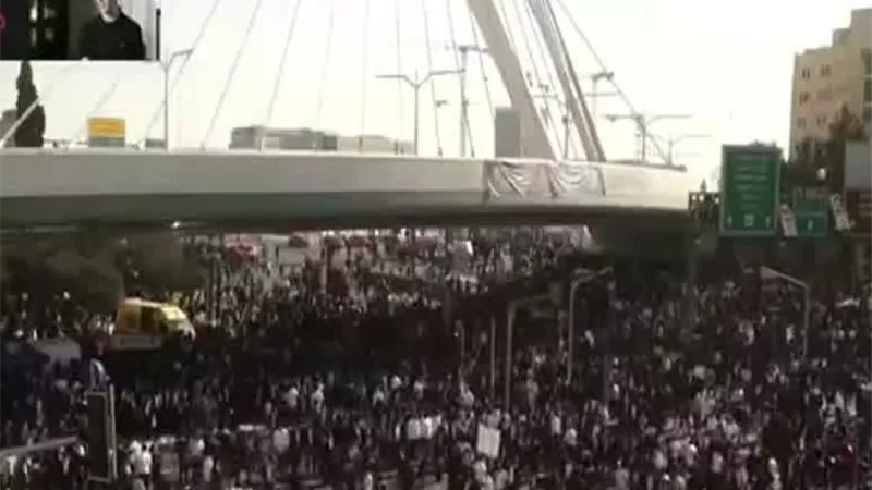 نكاية في اليهود المتشددين.. عضو كنيست ينضم لمظاهرة مناهضة لـ