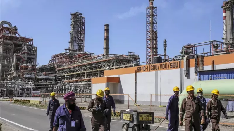 شركة هندية تعلق مشترياتها من النفط الروسي