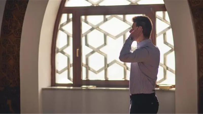 حكم من فاتته تكبيرة الإحرام مع الإمام في صلاة الجماعة؟