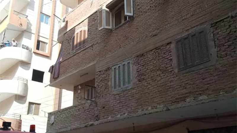 انتداب المعمل الجنائي لمعرفة أسباب حريق عقار مجاور لجامعة بنها