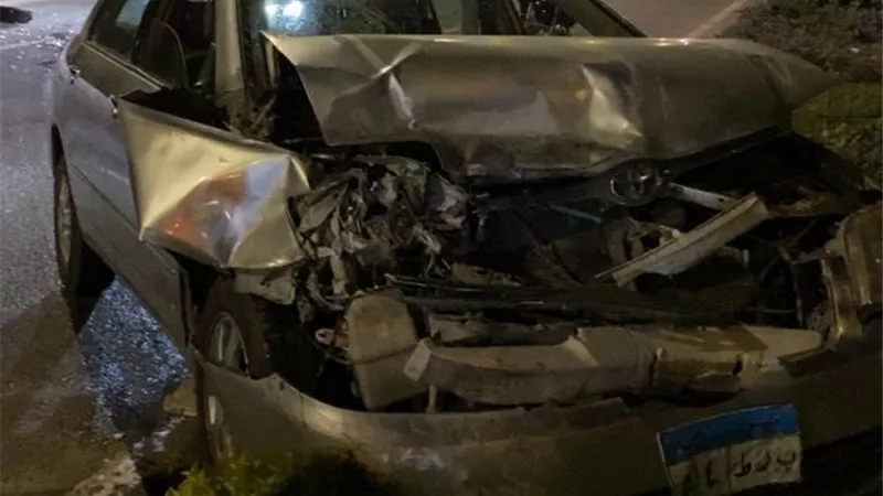 إصابة 3 أشخاص في حادث تصادم  مروع بين سيارتين بالعاشر من رمضان|صور 