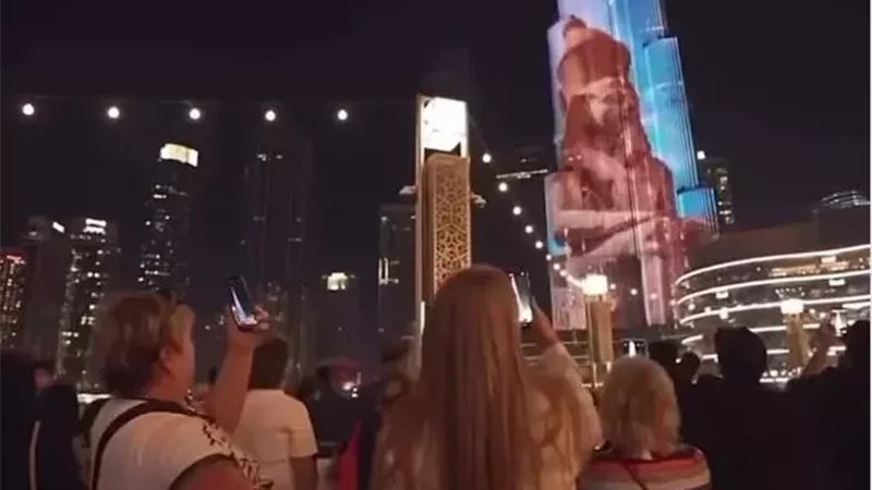 برج خليفة في دبي يحتفل بالمتحف المصري الكبير | صور