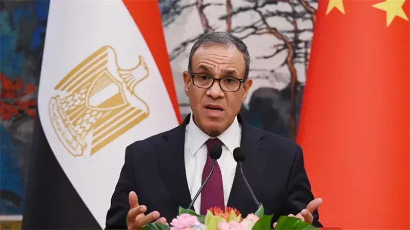 وزير الخارجية يؤكد أهمية مواصلة الحوار بشأن الملف النووي الإيراني