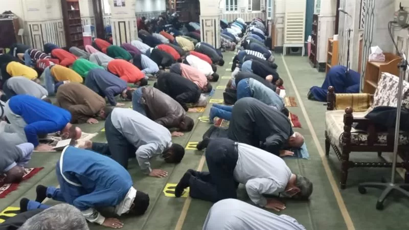 أول جمعة بالتوقيت الشتوي.. تعرف على مواقيت الصلاة بعد تعديل الساعة