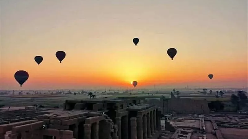 920 سائحا يحلقون في سماء الأقصر بـ40 رحلة بالون طائر