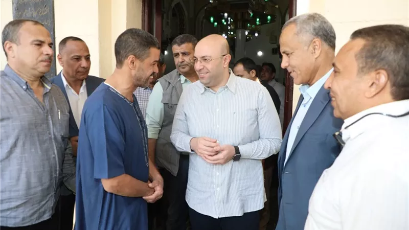 محافظ بني سويف يستمع لشكاوى المواطنين بعد صلاة الجمعة 