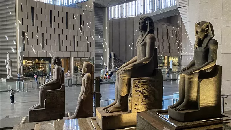 محلل مالي: الدولار بـ44 جنيهًا في 2026 مع انتعاش السياحة وإيرادات القناة|خاص