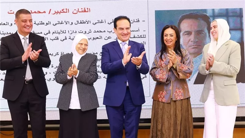 جائزة الأب القدوة.. الفنان محمد ثروت يعلق على تكريمه من «التضامن» بكلمات مؤثرة