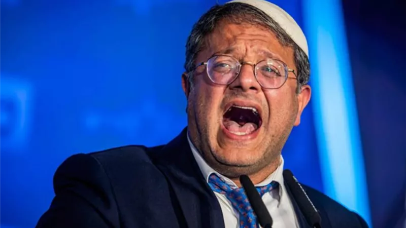 «مكبلين وراقدين على وجوههم».. فيديو بن غفير والأسرى الفلسطينيين يثير الغضب