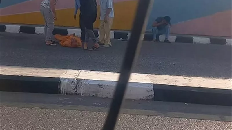 حالته خطيرة.. إصابة عامل نظافة صدمه موتوسيكل خلال عمله بقنا 