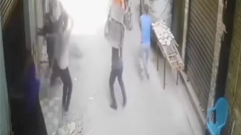 الأمن يفحص فيديو اعتداء شاب على سيدتين أمام المارة في شبرا الخيمة