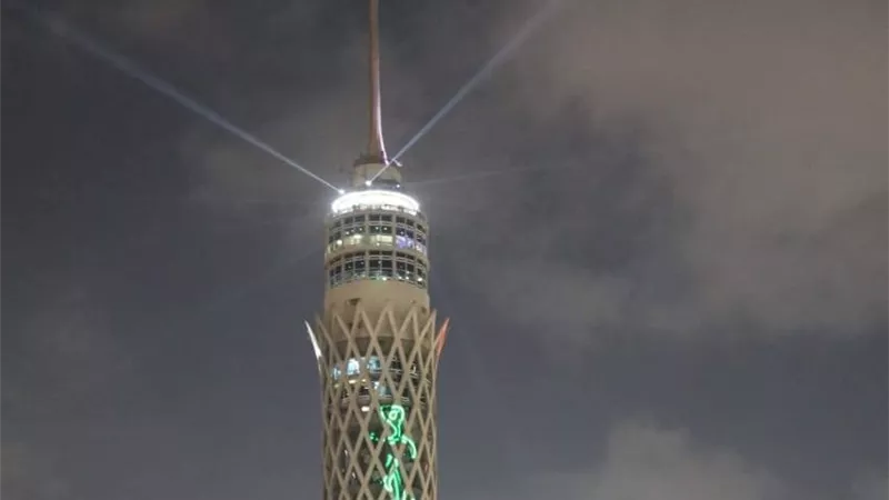 بالعربى والإنجليزى.. برج القاهرة يتزين في ليلة المتحف المصري الكبير