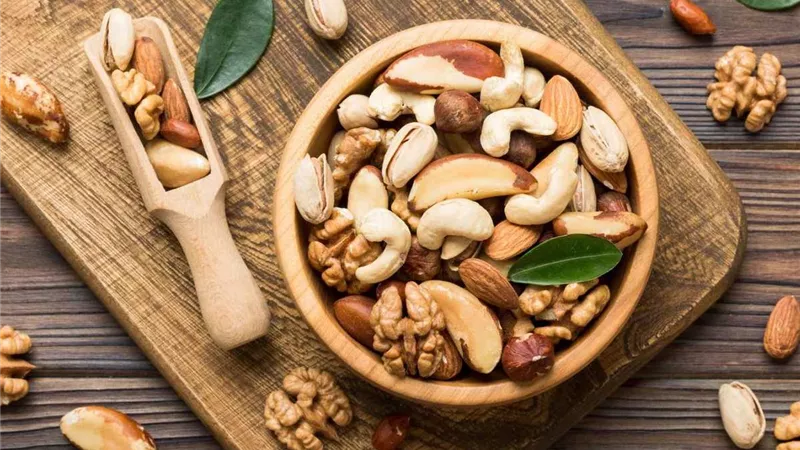 أبرزها اللوز والزبيب.. مكسرات تحافظ على صحة المرأة 