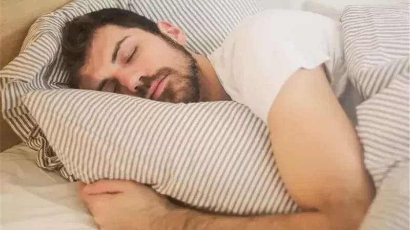 بدون مكملات أو أدوية.. 5 أطعمة طبيعية تساعدك على نوم أسرع وأعمق