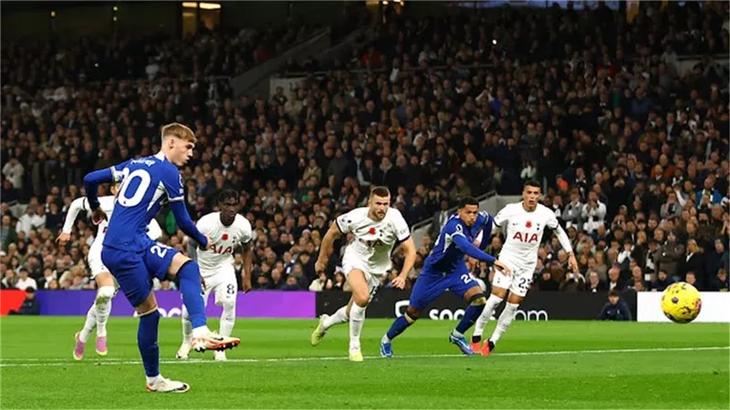 توتنهام وتشيلسي.. مواجهة نارية الليلة في الدوري الإنجليزي