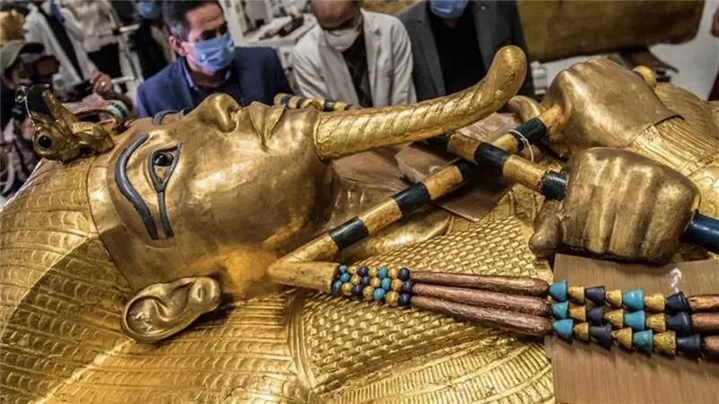 توت عنخ آمون يتألق في المتحف المصري الكبير بين الذهب والخلود