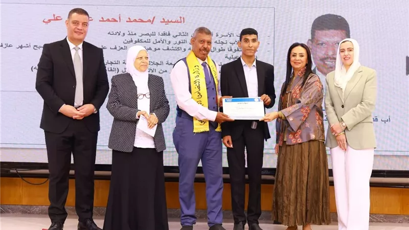 يمثل نموذجا للتضحية والمسئولية .. تكريم أب قدوة بالإسماعيلية 