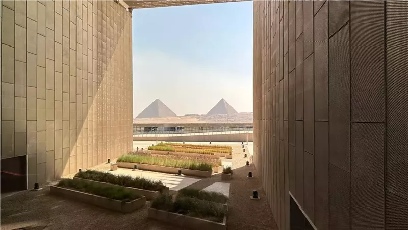 خبيرة أثار: المتحف المصري الكبير تصميمه ينسجم مع عظمة الأهرامات| فيديو