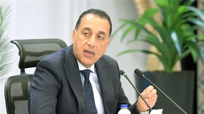 رئيس الوزراء يشاهد فيلما تسجيليا عن مصنع منصور للفلاتر