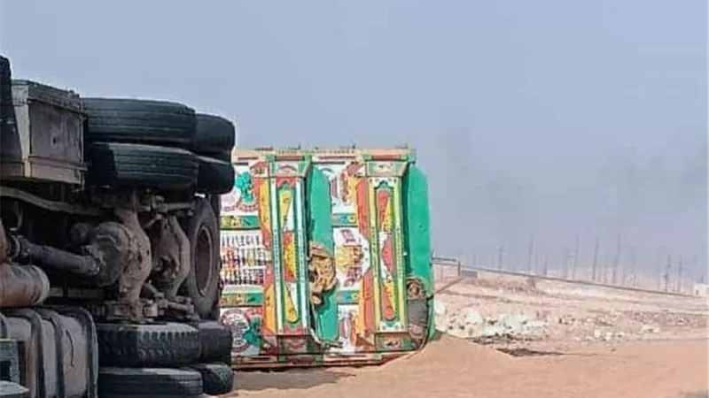 انقلاب سيارة محملة بالقمح في المنيا