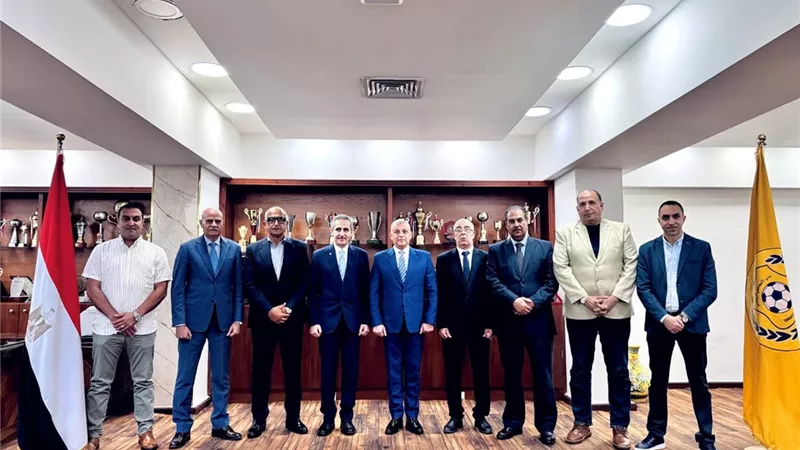 جلسة ودية بين محافظ الإسماعيلية وأعضاء لجنة الإنقاذ بالنادي 