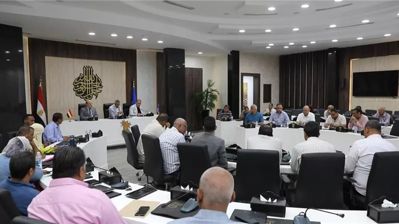 استعدادا لـ الأمطار والسيول.. محافظ أسوان يتابع خطة المراكز لموسم الشتاء
