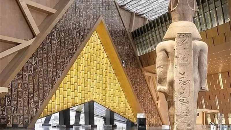 قبل افتتاح المتحف المصري الكبير.. نادر نور الدين يحيي أمجاد مصر بالشعر