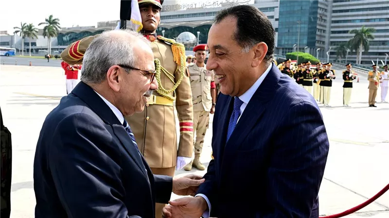 رئيس الوزراء يستقبل نظيره اللبناني بمطار القاهرة |صور