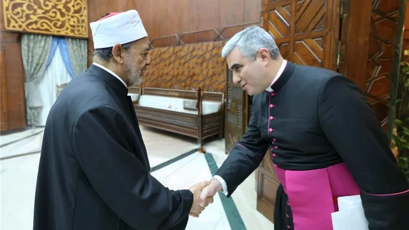 بينهما علاقات عميقة.. شيخ الأزهر يستقبل وفد من الفاتيكان لإرساء السلام بين البشر