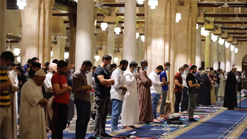 دار الإفتاء: لا يشترط قراءة سورة بعد الفاتحة في الركعتين الثالثة والرابعة