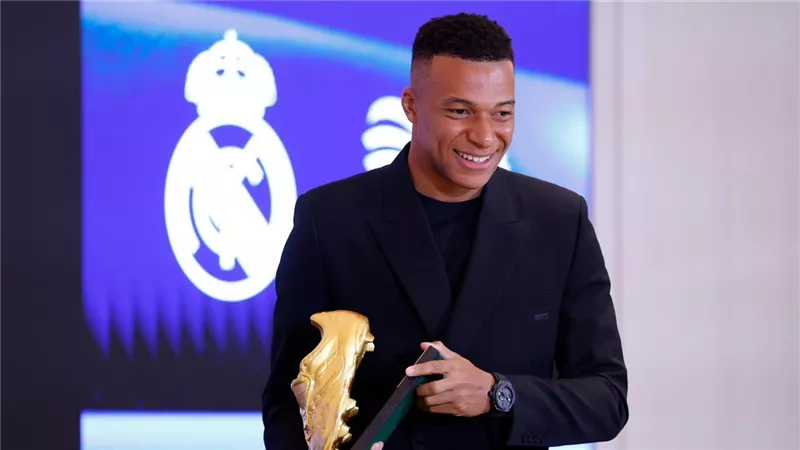 بعد فوزه بالحذاء الذهبي.. مبابي يشكر جميع زملائه والعاملين بريال مدريد