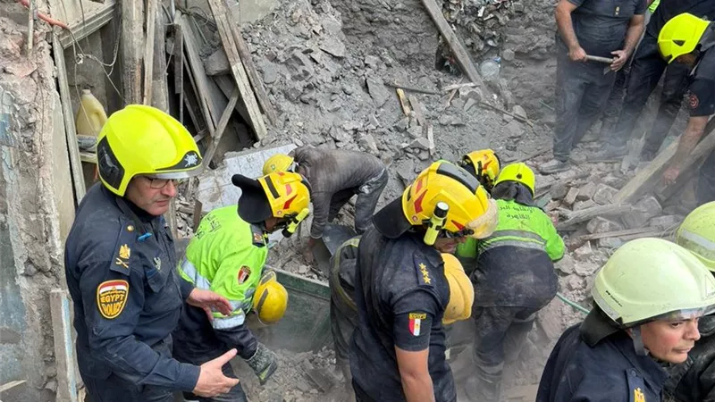 لحظات تحبس الأنفاس.. انتشال شخص على قيد الحياة من أسفل عقار روض الفرج|صور