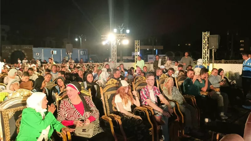 بحضور أشهر سائحة.. سياح الأقصر يشاركون الأهالي حفل افتتاح المتحف الكبير