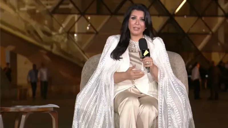 رمزية زهرة اللوتس وسنابل القمح .. منى الشاذلي تشارك في افتتاح المتحف المصري الكبير 