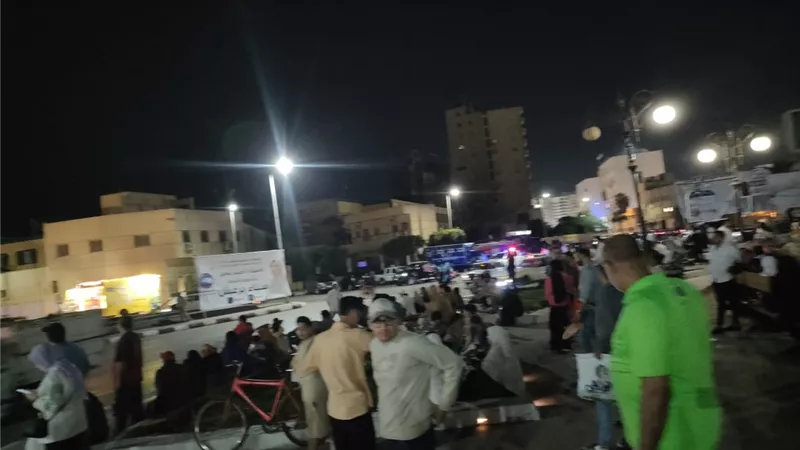 عبر الشاشات.. زحام في شوارع البحيرة لمتابعة حفل افتتاح المتحف المصري الكبير|صور