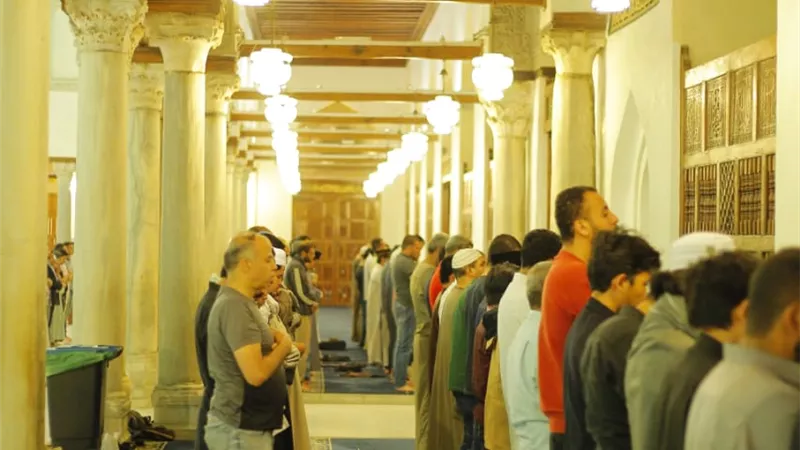 المرور المسموح به أمام المصلي.. دار الإفتاء تحسم الجدل