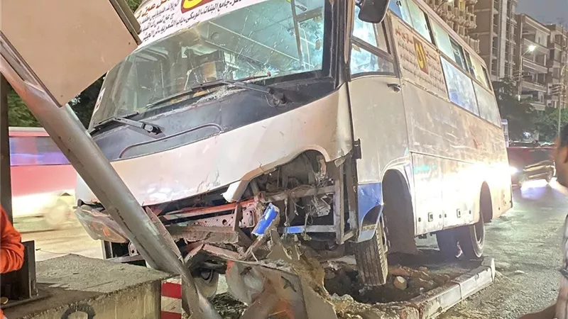 دخل في رادار.. رفع آثار حادث تصادم ميني باص أعلى كوبري النزهة|صور     