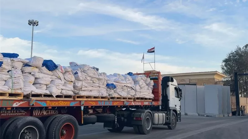 دخول مئات الشاحنات الإغاثية ومواصلة الجهود المصرية لتخفيف معاناة الشعب الفلسطيني
