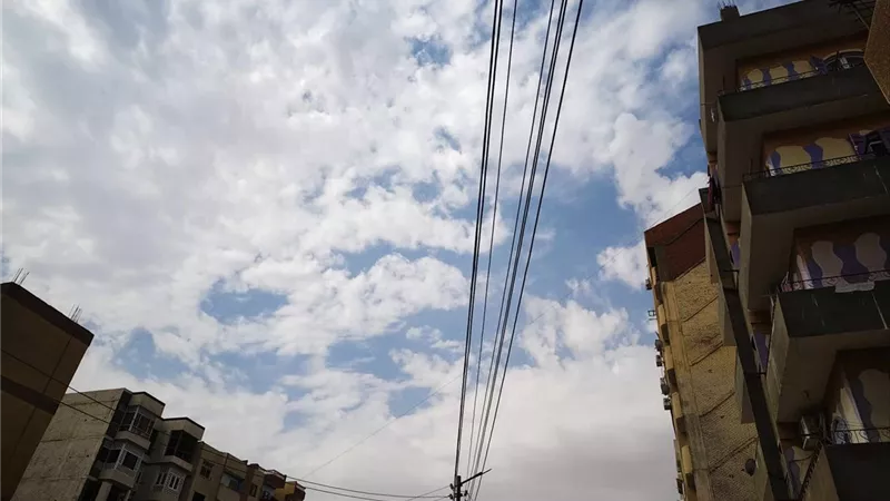 المحافظه تعلن حالة الطوارئ.. غيوم كثيفة تغطي سماء الوادي الجديد|صور 