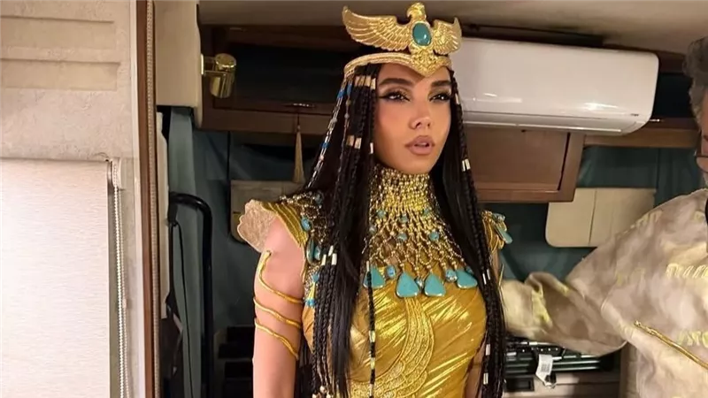 زي فرعوني بروح مصرية.. لمسة إبداعية لإسلام سعد في افتتاح المتحف الكبير