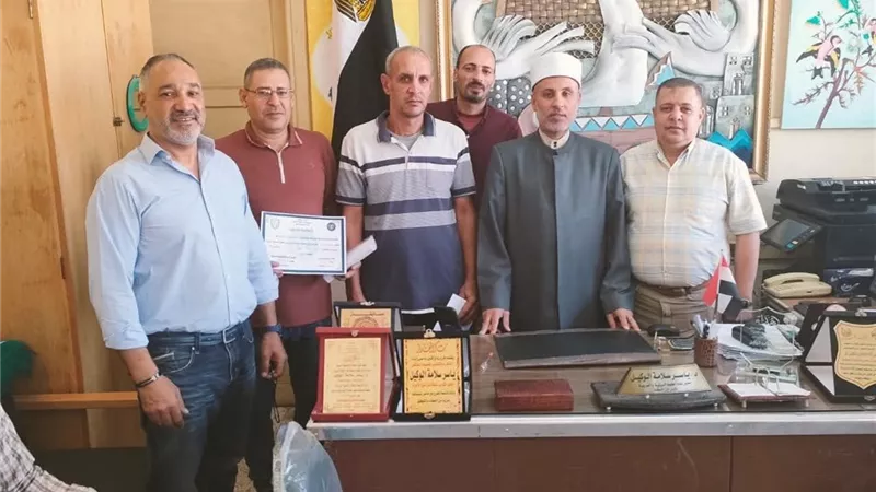 وكيل المنطقة الأزهرية بكفر الشيخ يكرم العاملين المتميزين في التدريب 