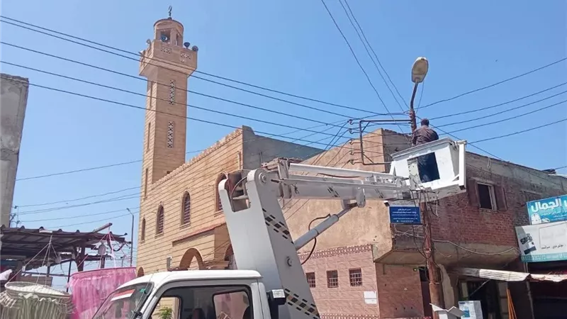 رئيس مدينة بلطيم يتابع حل أزمة تكدس الطلاب في الموقف |صور