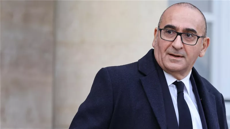 وزير الداخلية الفرنسي: سياسة 