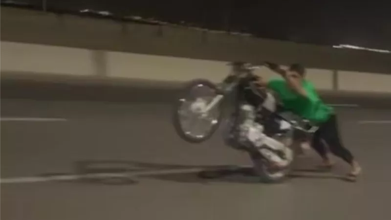 فحص فيديو لشاب يستعرض بدراجته النارية معرضًا حياته والآخرين للخطر