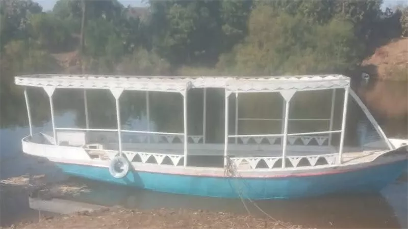 بديل آمن للمعدية البدائية.. تشغيل لانش نهري لنقل أهالي نجع الطينة في قنا  