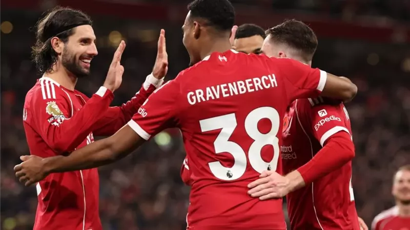 كونور برادلي: محمد صلاح أسطورة لـ ليفربول وأحاول التعلم منه