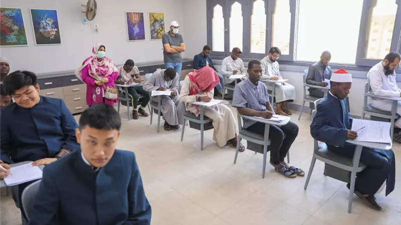 كم يبلغ عدد طلاب سنغافورة الوافدين للدراسة في الأزهر الشريف؟.. الطيب يجيب 