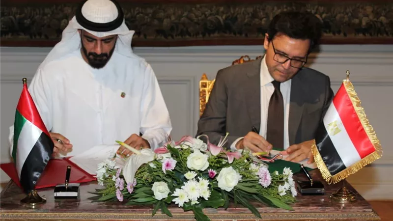 وزير الثقافة يلتقى نظيره الإماراتي ويوقعان مذكرة تفاهم للتعاون في المجال الثقافي